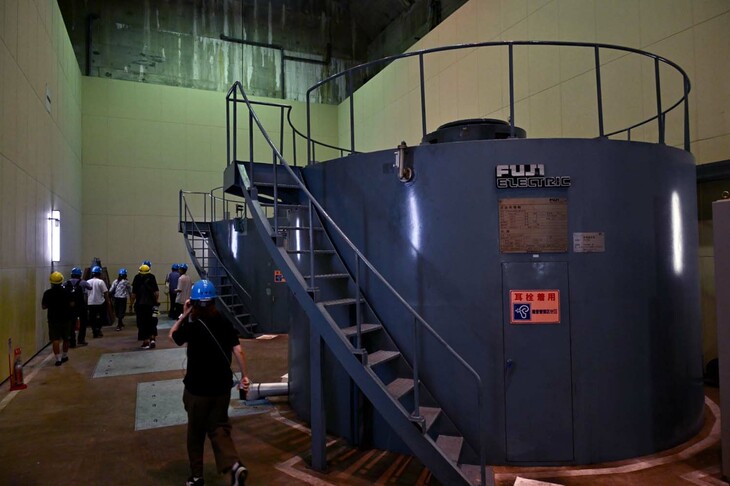 安房川第二発電所の地中深くにある巨大な2基のタービン。発電量5万8500kWhで、島の電気のほぼすべてを賄っている。自然の豊かさで知られる屋久島だが、使用されるほぼすべての電力を水力発電で賄う“脱炭素の島”であることは、あまり知られていない。