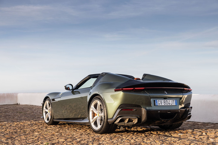 「12チリンドリ スパイダー」の車重（乾燥重量）はクーペ（1560kg）比60kg増しの1620kg。先代にあたる「812GTS」に対しては＋35kgとなっている。