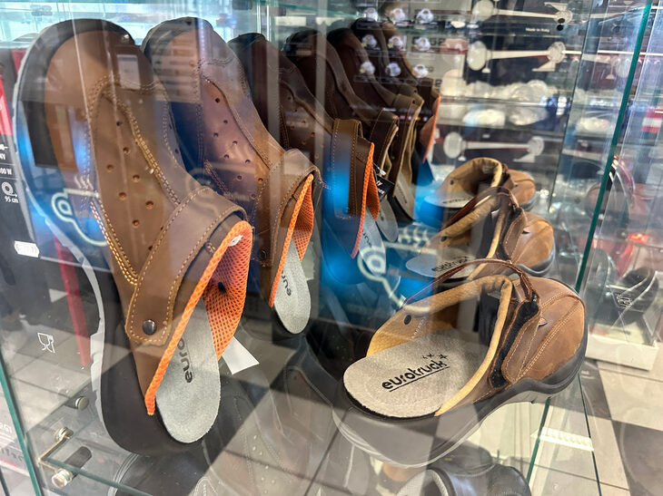 「ユーロトラック」という商品名のサンダル。