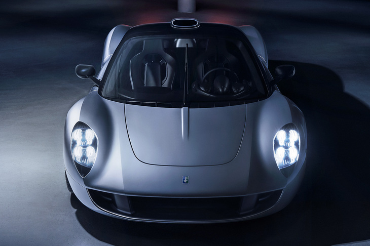 フロントまわりのデザインは、タテ目のヘッドランプとやや“口角”の上がったグリルが特徴。