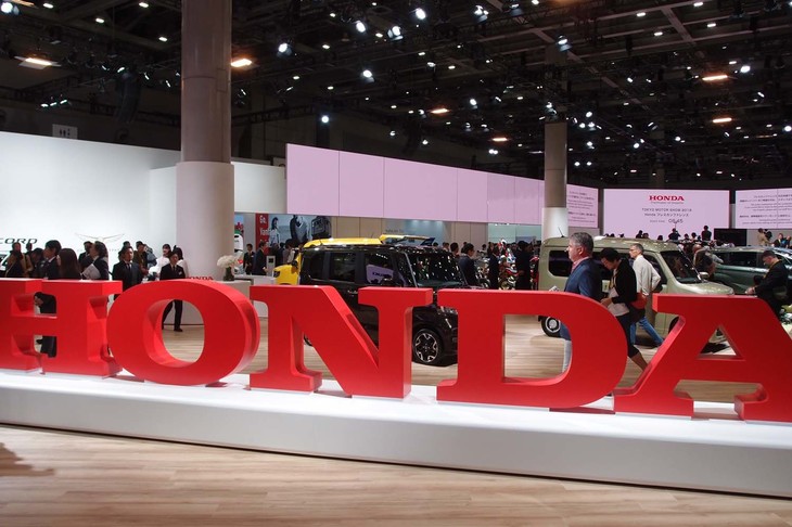 ホンダブース正面入り口。巨大なロゴマークが来場者を迎える。