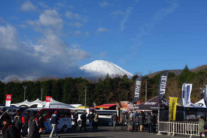 雪化粧した富士山を間近に望むロケーションで、イベントは晴天の下に開催された。