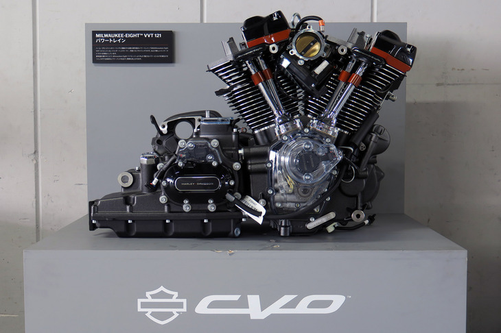 新エンジン「ミルウォーキーエイトVVT 121」のカット模型。OHVながら可変バルブ機構付きで、1気筒につき4本のバルブと2本のスパークプラグを持つ凝ったつくりをしている。