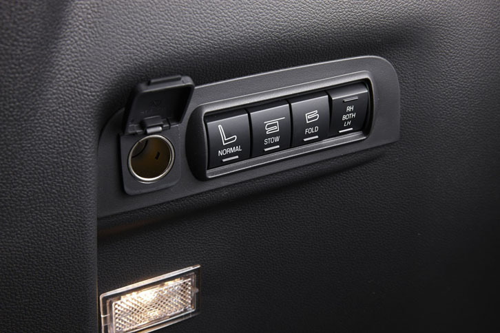 荷室左側には、3列目シートを収納するための電動スイッチや電源ソケットが設置されている。