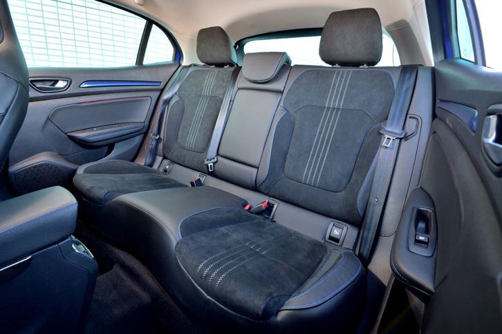 60：40分割可倒式の後席。前席と同様に、アルカンターラで仕立てられている。