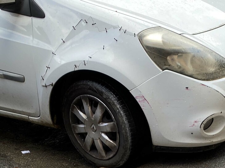 多数の留め具によって補強された「ルノー・クリオ」（11月）。