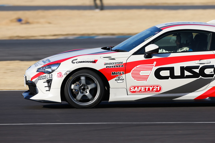 「RE-71RS」での走行シーン。開発に携わったレーシングドライバーの山野哲也選手のコース1000におけるテストでは、「RE-71R」が38秒24であるの対してRE-71RSでは37秒74というタイムであった。