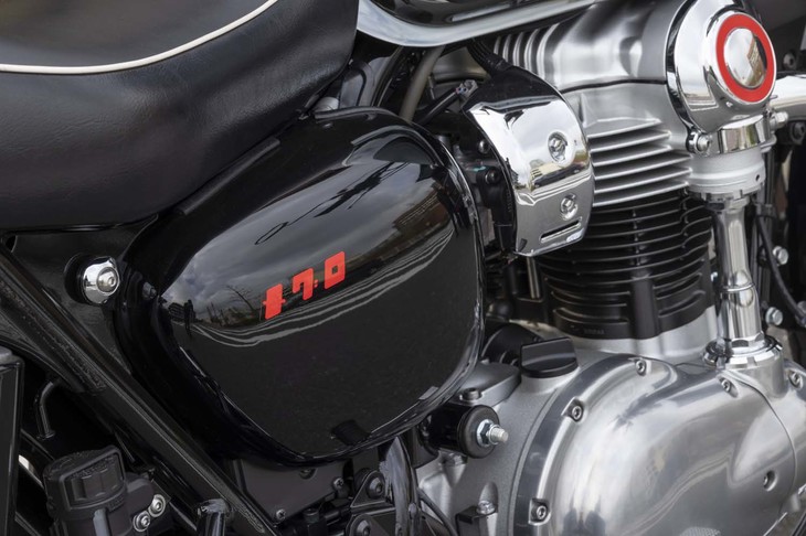 サイドカバーには赤い「メグロ」ロゴが添えられる。エンジン側方のベベルギアカバーも赤い差し色でドレスアップされている。