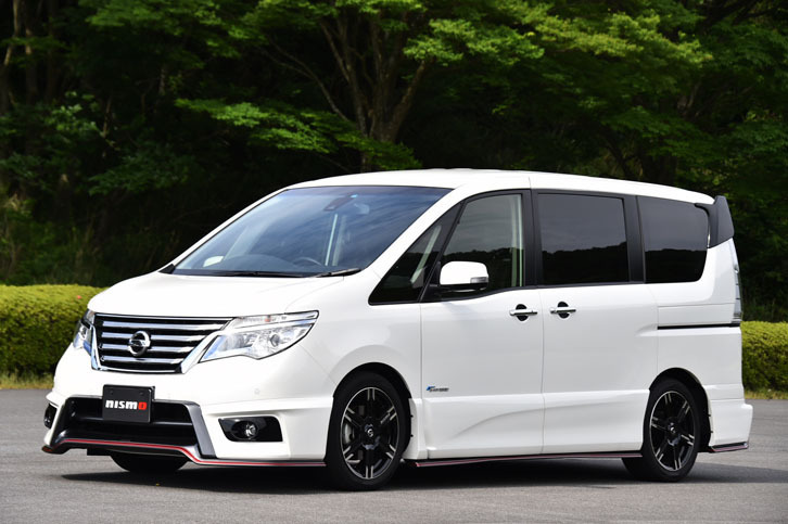 専用サスペンション、スポーツマフラー、エアロパーツ、専用ホイールの4点セットからなる「NISMOパフォーマンスパッケージ」を装着した、テスト車の「日産セレナ」。