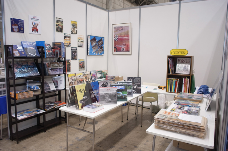 モービルライブラリーのブース。