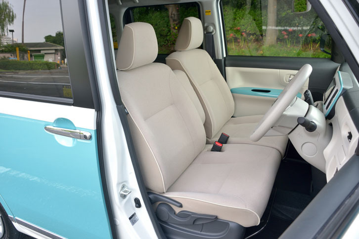 前席（写真）は、座面がベンチタイプになっている。