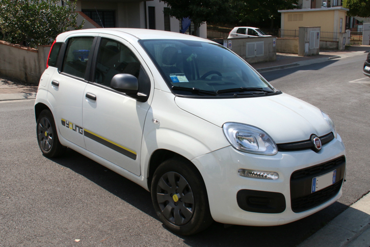 「パンダ ヤング」（写真）は初代パンダに存在した特別仕様車だが、現行型においても2015年に設定された（現在は販売終了）。“売り”は1万ユーロを切った特別価格だったが、専用デカールやマットカラーのホイールキャップなどのドレスアップにより、プアなムードがゼロなのは、さすがフィアット。