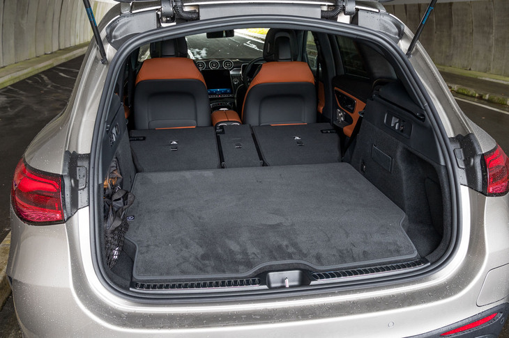 後席の背もたれをすべて倒したときの容量は1530リッター。やはり「GLC220d」（1680リッター）よりは小さいが、これで困るという人は少ないはずだ。