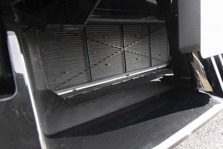 ロワバンパーの開口部の奥をのぞいてみる。ラジエーターはL字型にレイアウトされており、普通の垂直方向だけでなく、路面と水平方向にも広がっていることが分かる。