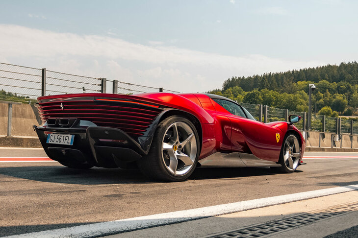 販売に際しては、フェラーリにとって最上位の顧客やコレクター、アンバサダーだけに声がかけられたという。生産台数599台は、すでに完売している。