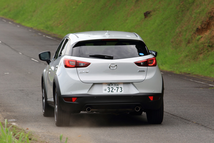 「CX-3」のガソリン車にはドライブモードセレクションという機能が搭載されており、ドライバーの任意でパワープラントの制御をよりスポーティーなものに切り替えることができる。