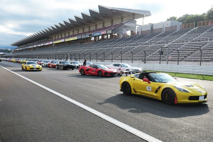 記念撮影が終わり、順次パレードランがスタート……するのだが、あまりの台数の多さに、これがなかなか終わらない！