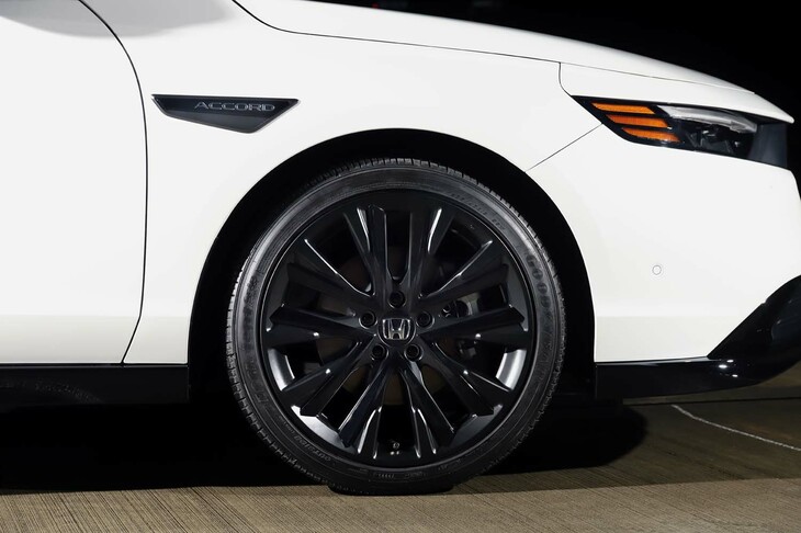 ステルスグリントブラック塗装が施された「アコードe：HEVスポーツライン」の19インチホイール。