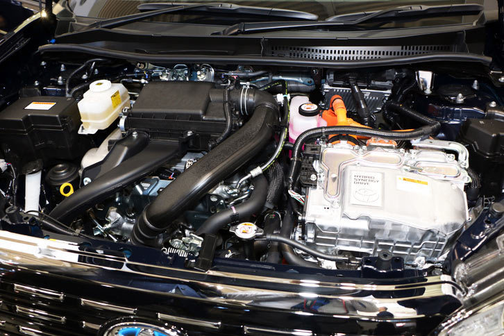 パワープラントはLPG（液化天然ガス）で駆動する1.5リッターエンジンとハイブリッド機構「THS II」の組み合わせ。システム全体で100psの最高出力を発生する。