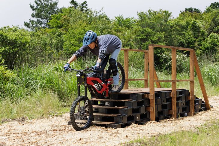 急な階段状のセクションを、落ちるように下る「ドロップオフ」。後ろに重心を寄せるのがキモだ。