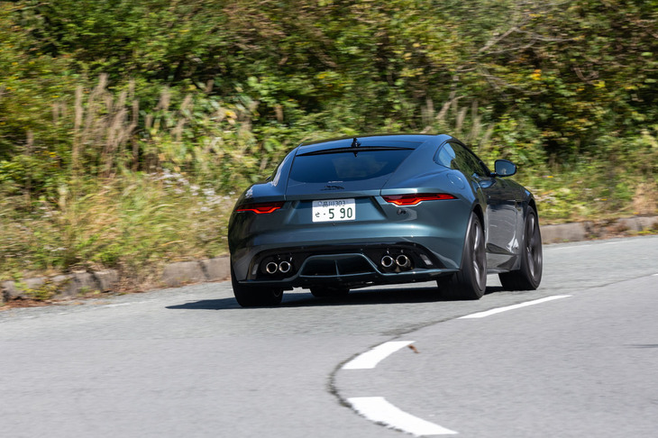 ハードなだけではない柔軟性のある足まわりが「Fタイプ」の持ち味だ。