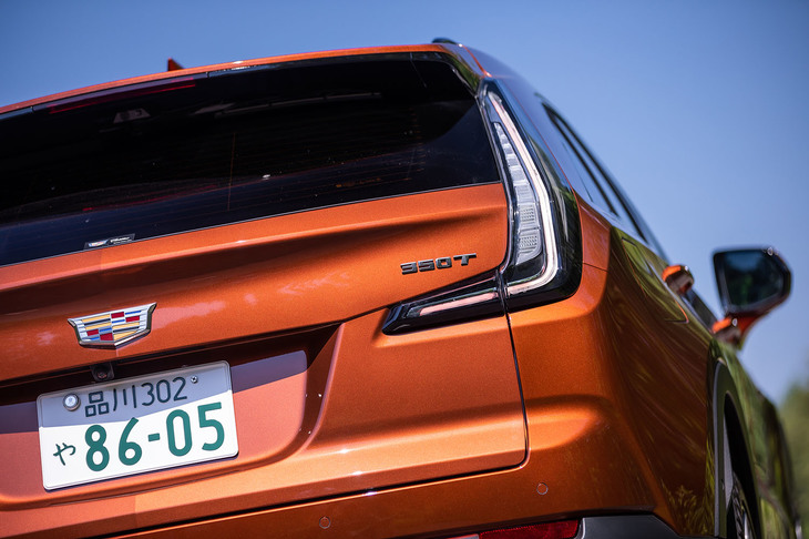 特徴的なL字型デザインのリアランプが採用された「XT4」。リアゲート右側に最大トルク値を示すという「350T」のエンブレムが備わる。