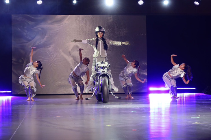 「ヤマハMOTOROiD2」によるダンスパフォーマンス。