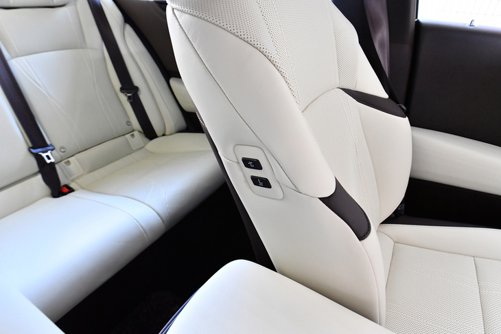 助手席の側面には、リクライニングと前後スライドのスイッチが用意される。これにより、後席側からの操作も可能に。