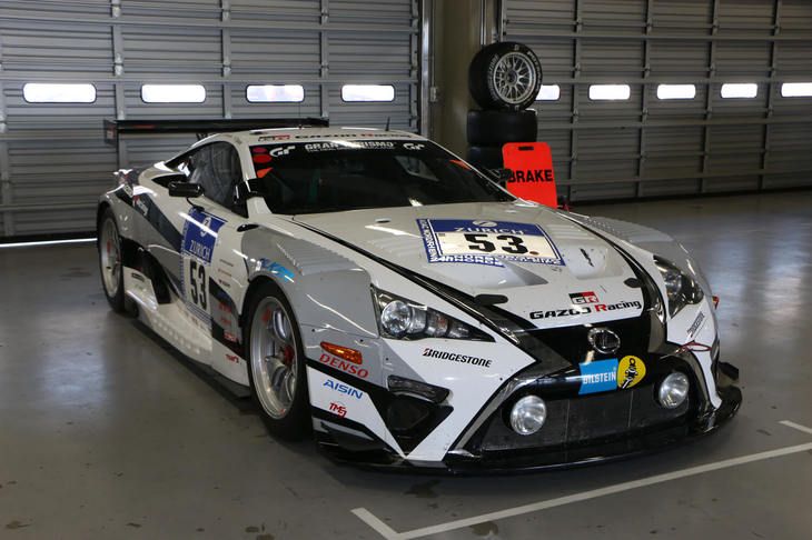 別ピットでは、ニュルブルクリンク24時間耐久レースの参戦車も展示。2015年のレースに投入された「レクサスLFA コードX」（53号車）は、影山正彦、石浦宏明、大嶋和也、井口卓人がドライブし、総合14位、SP-PROクラス1位の成績を収めた。