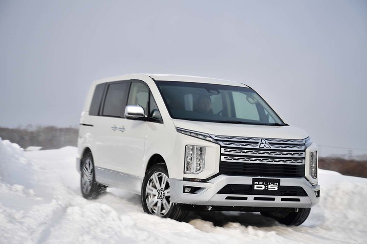 静粛性の高さも改良型「デリカD：5」の特徴のひとつ。フロントウィンドウへの遮音ガラスの採用や遮音材・吸音材の増量により、防音性能を高めている。