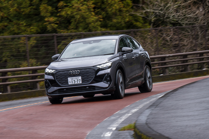 足まわりはフロントがストラット、リアがマルチリンクで、「Sライン」はスポーツサスペンションを装備。スタンダードな「アドバンスト」グレードよりも車高が15mm低い。