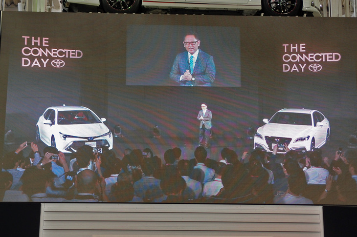 「コネクティッドカー」の展開について説明する、トヨタ自動車の豊田章男社長。（写真は中継用プロジェクターを介した映像）