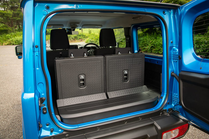 荷室については積載性の向上はもちろん、床下収納を設けたり、左右両サイドにユーティリティーナットを設定したり、後席用シートベルトを脱着式としたりするなどして、使い勝手を改善している。