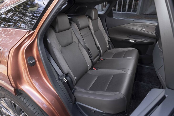 座面が長いのは後席も同様。写真奥の座面右上に光っているのが「eラッチ」式のドアオープナーで、ハンドルごと握ってボタンを押せばドアが開く。