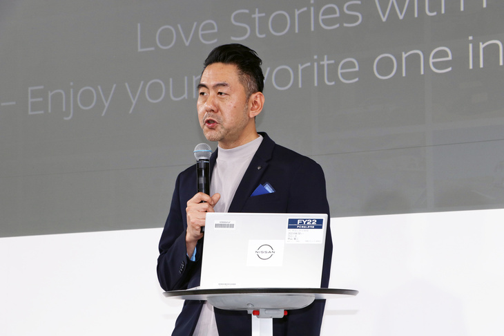 日産車のオーナーとそのマイカーを主役とした今回の展示について、その意義を説明する日産の濱松幹昌氏。