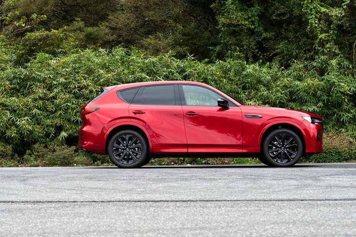 縦置きエンジンであることがひと目で分かるサイドビュー。全長は4740mmで、「トヨタRAV4」や「スバル・フォレスター」などと競合することになる。