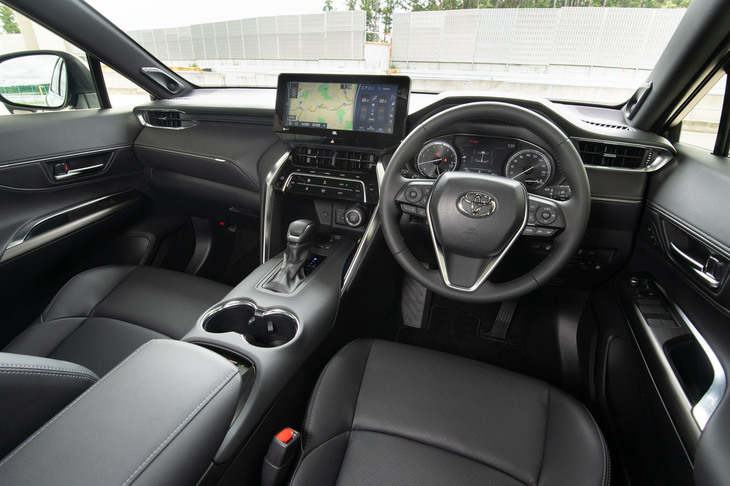 骨太な意匠による安心感や包まれ感、そしてもちろん上質感を追求したというインテリア。触り心地や、全体の調和にもこだわったという各部のサーフェイスにも注目。