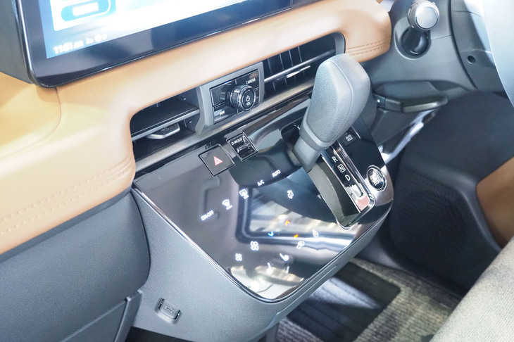 日産ルークス ハイウェイスター（シフトパネル）