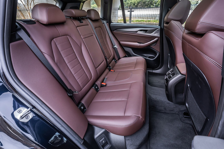 「iX3 Mスポーツ」のリアシート。背もたれには40：20：40の分割可倒機構が備わる。シートのカラーは写真の「モカ」を含め、「オイスター」「ブラック」の3色から選択できる。