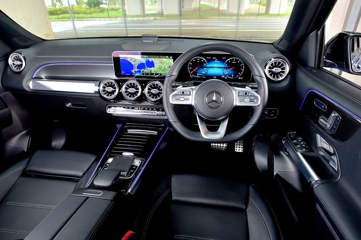 ブラックレザーとカーボン調トリムでコーディネートされた「GLB250 4MATICスポーツ」のインテリア。パッケージオプションを装備することで、赤やベージュのシートカラー、ウッドのトリムなども選択できる。