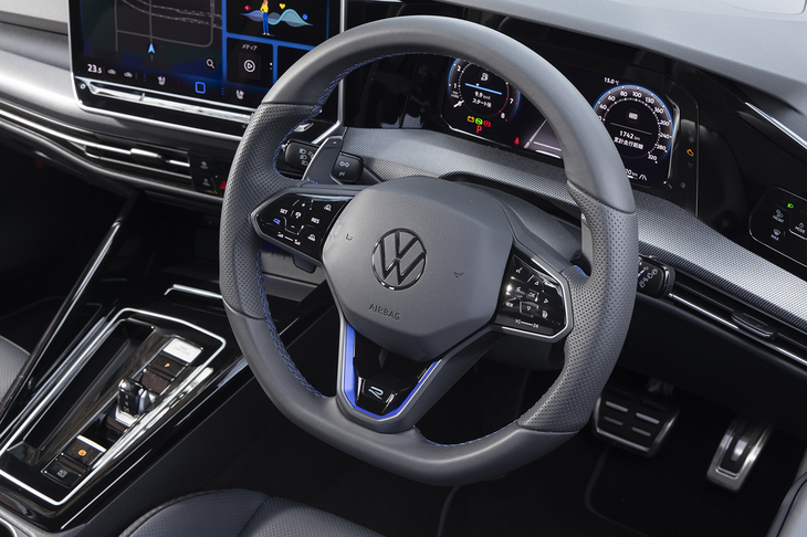 素の「ゴルフ」や「ゴルフGTI」はステアリングスイッチをタッチ式からプッシュボタン式に変更したが、「R」はタッチ式のまま。右スポークに「R」スイッチ（ドライブモード切り替え用）が備わる都合だろうか。