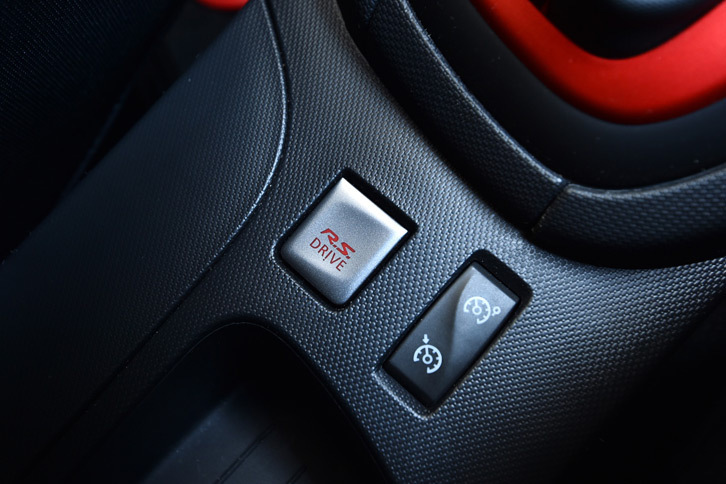 センターコンソールに装備される「R.S.ドライブ」のモード切替スイッチ。「ノーマル」「スポーツ」「レース」の3つのモードが用意されている。