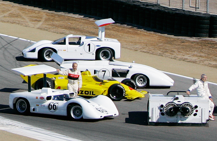 2005年の「モントレーカーウィーク」より。左列の最奥に見えるのが「シャパラル2F」。その他の車両は、手前の左が「2E」、右がファンカーの「2J」、黄色い車両がオープンホイールカーレースに投入された「2K」、その奥に位置するのが「2H」である。（写真：渡辺慎介）