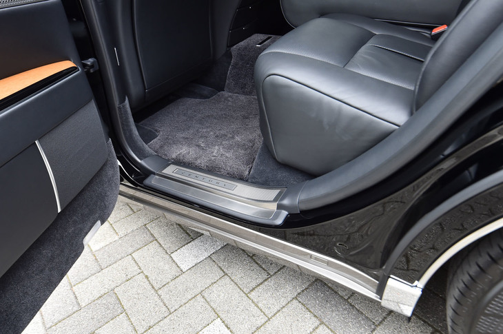 後部乗り込み口のドアシルは、パッセンジャーが乗り降りしやすいように、室内フロアとの段差がほとんどないほど低められている。