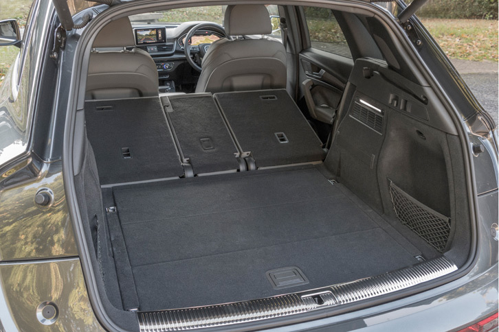 後席を倒せば1550リッターまで拡大する。