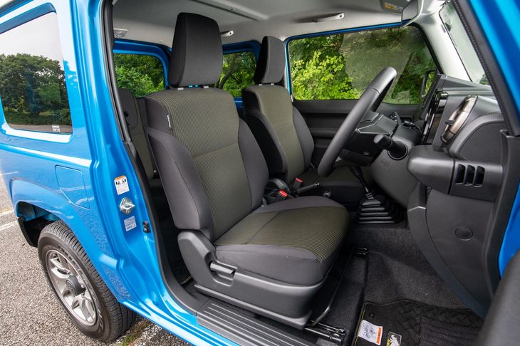 「ジムニー」のベースグレード「XG」を除くと、シートはすべてはっ水機能付きで、運転席と助手席にはシートヒーターが搭載される。