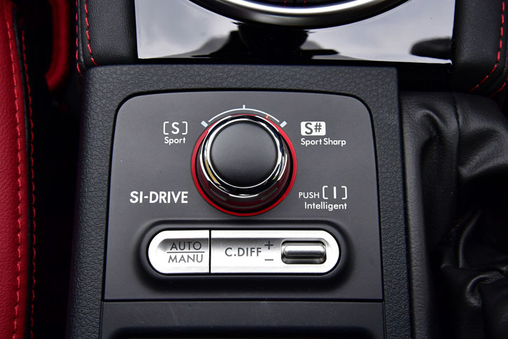 マイナーチェンジの目玉であるマルチモードDCCD（横長の銀色のスイッチ）。センターデフの差動制限を全域で電子制御とすることで、俊敏な応答性とスムーズな回頭性を目指した。