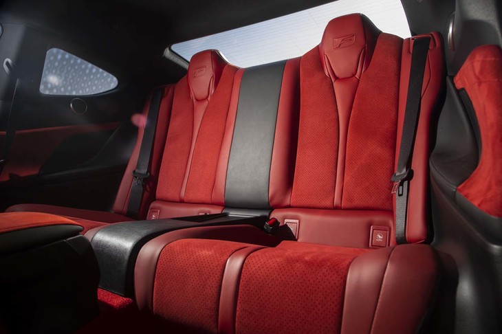 2人分のスペースが用意されたリアシート。フロントシートと同様の意匠を採用している。