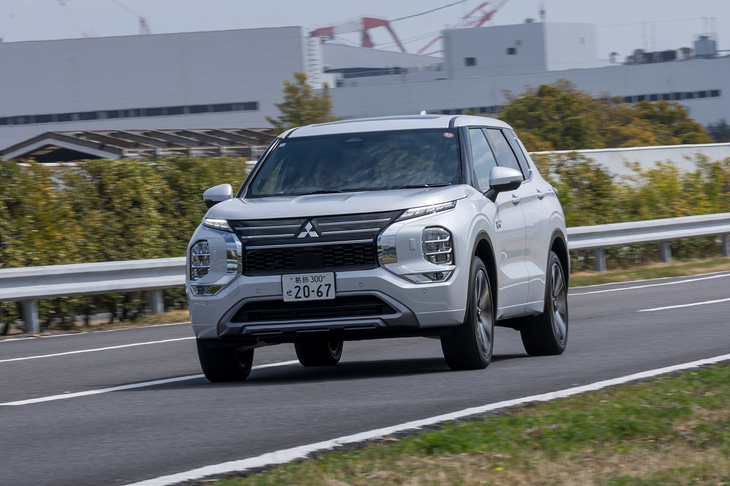 「アウトランダー」はツインモーターによる切れ味鋭い運転感覚が持ち味。三菱独自の4輪制御技術「S-AWC」を搭載しており、SUVとは思えないようなコーナリング性能が備わっている。