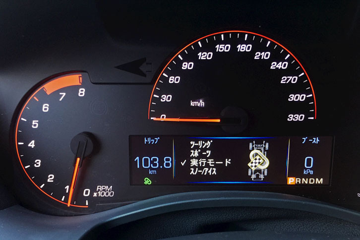 「ATS-V」のドライバーモードコントロールには通常設定の「ツーリング」のほか、「スポーツ」と「トラック」（実行モードと表示される）、そして「スノー／アイス」の計4モードが用意される。